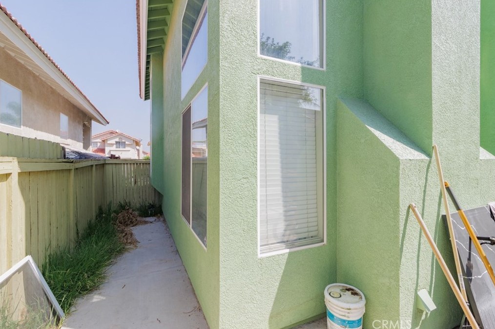 15481 Tobarra Rd, Fontana CA  92337-9059 exterior