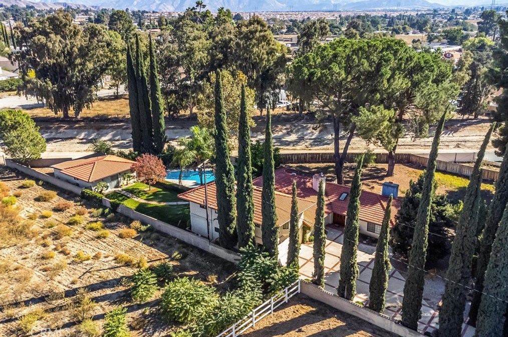 10410 Live Oak Ave, Beaumont CA  92223-4414 exterior