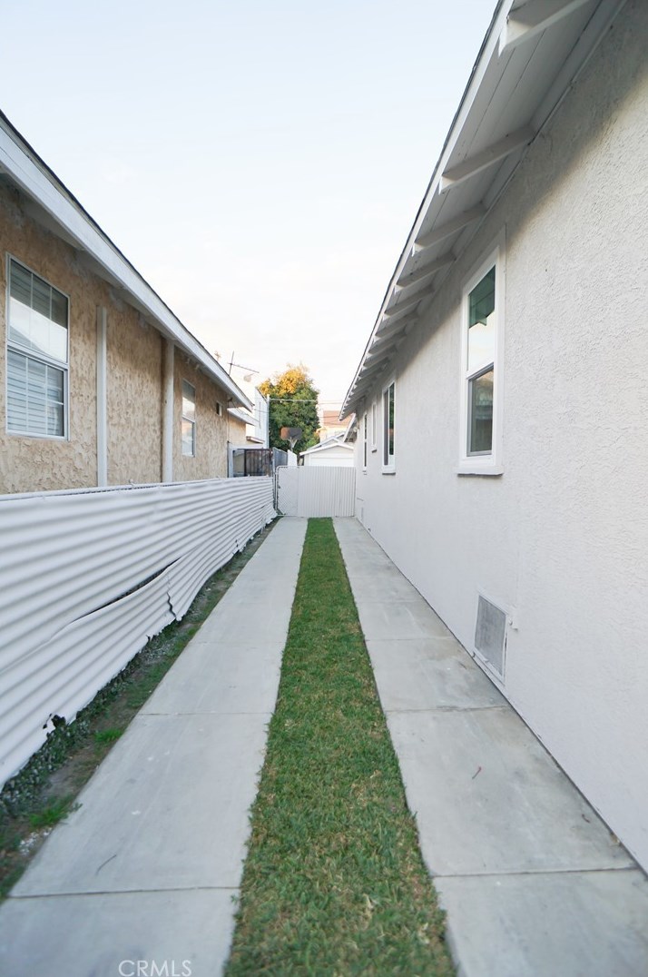 235 60 St, Los Angeles CA  90001-1120 exterior