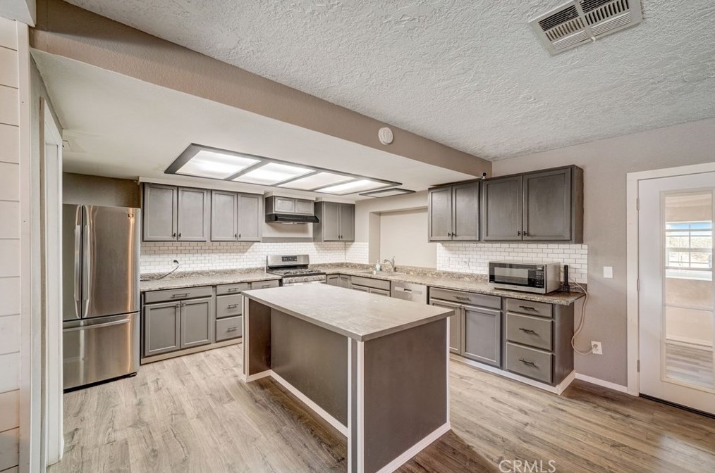 13928 Valle Vista Rd, Phelan CA  92371 exterior