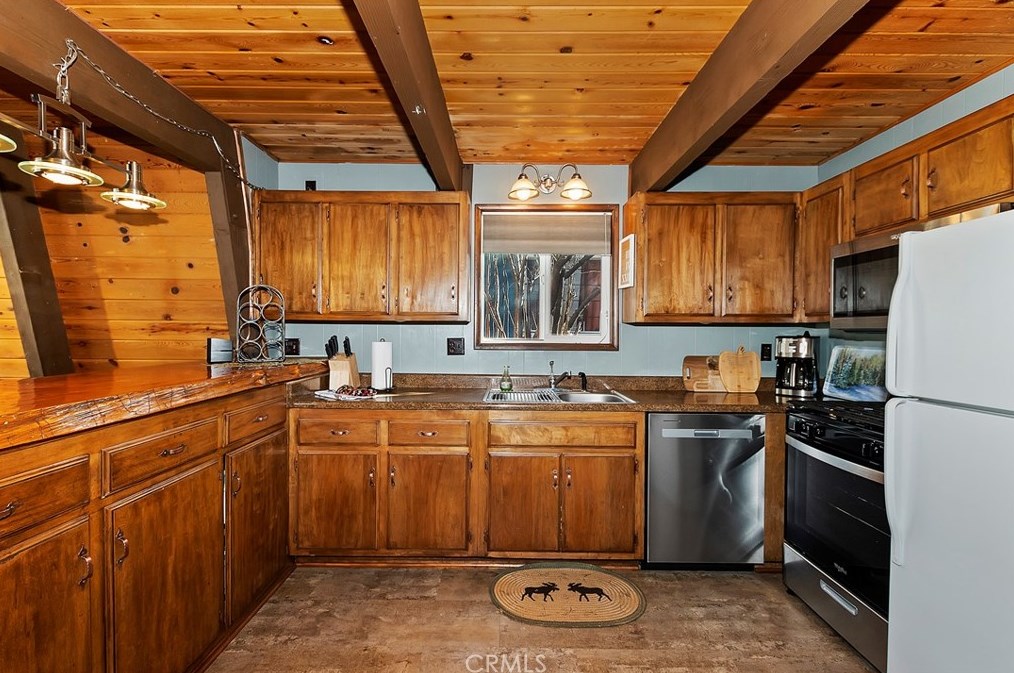 929 Fairway Blvd, Big Bear City CA  92314 exterior