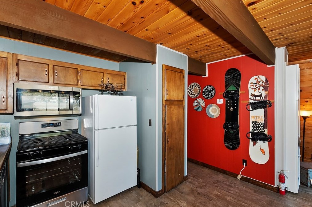 929 Fairway Blvd, Big Bear City CA  92314 exterior