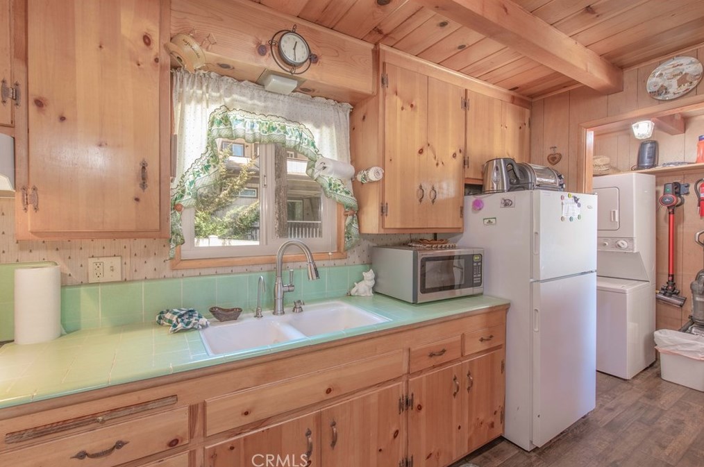 355 Cinderella Dr, Big Bear City CA  92314-9798 exterior
