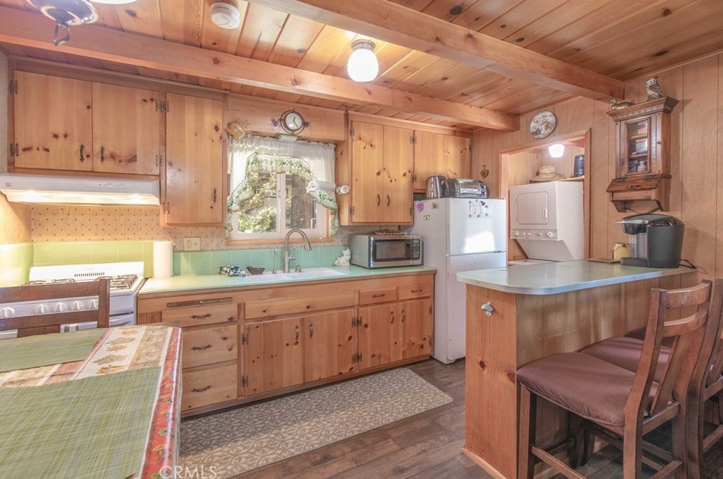 355 Cinderella Dr, Big Bear City CA  92314-9798 exterior