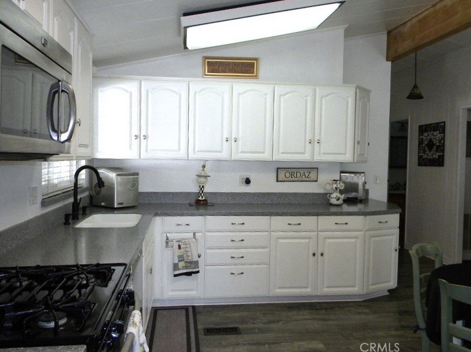 1404 Medallion St, Redlands CA  92374-2665 exterior