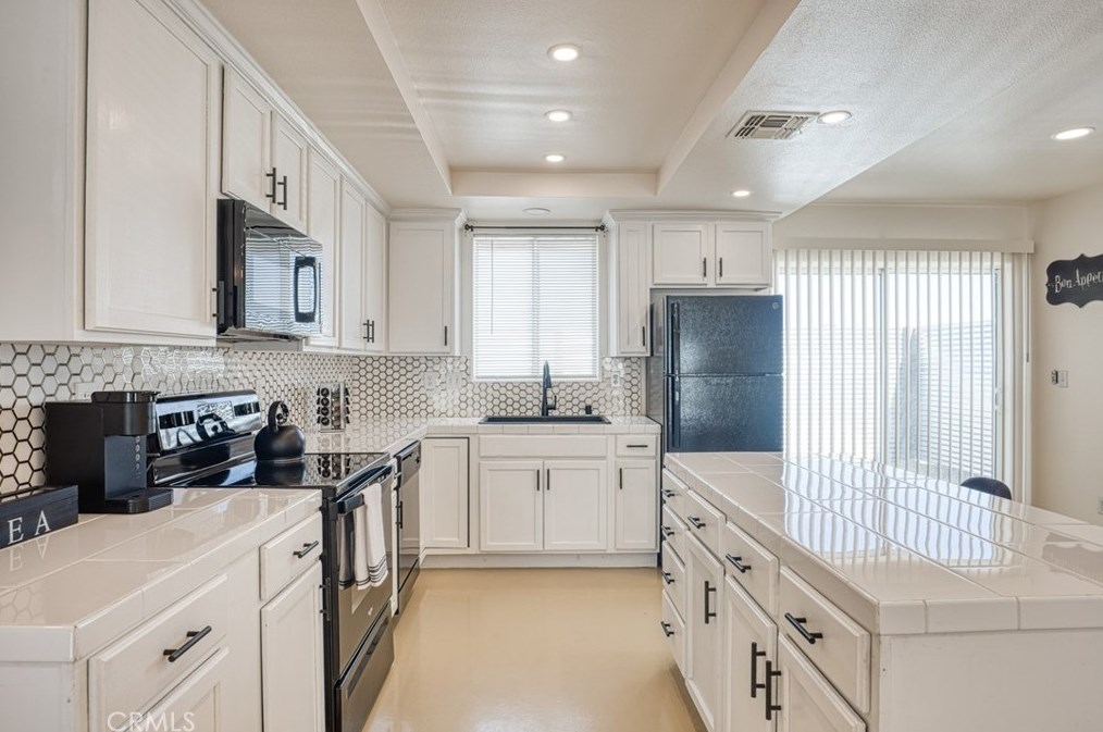 4992 1st St, Joshua Tree CA 92252-4219 exterior