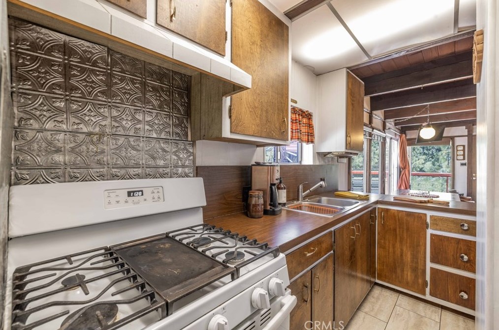 316 Hilltop Ln, Big Bear City CA  92314-9637 exterior