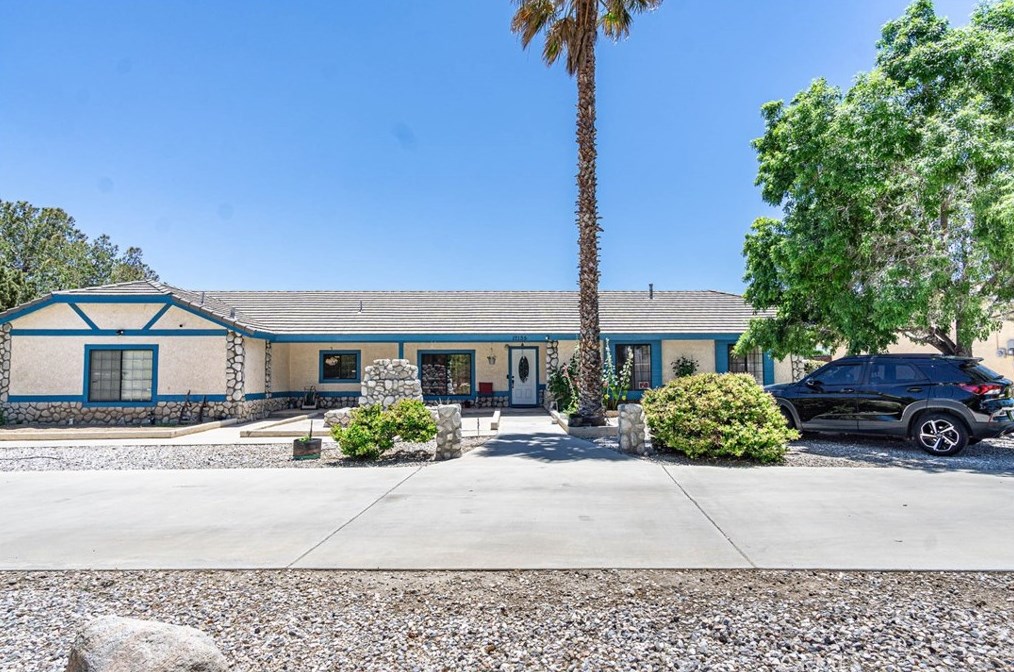 17135 Danbury Ave, Hesperia CA  92345-7001 exterior