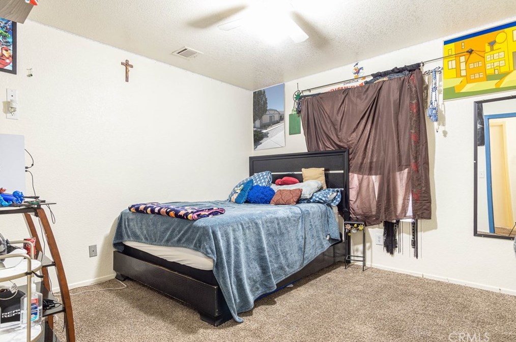 17135 Danbury Ave, Hesperia CA  92345-7001 exterior