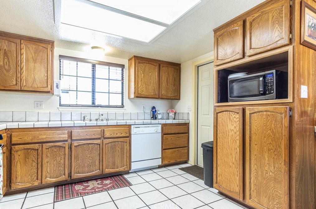 17135 Danbury Ave, Hesperia CA  92345-7001 exterior