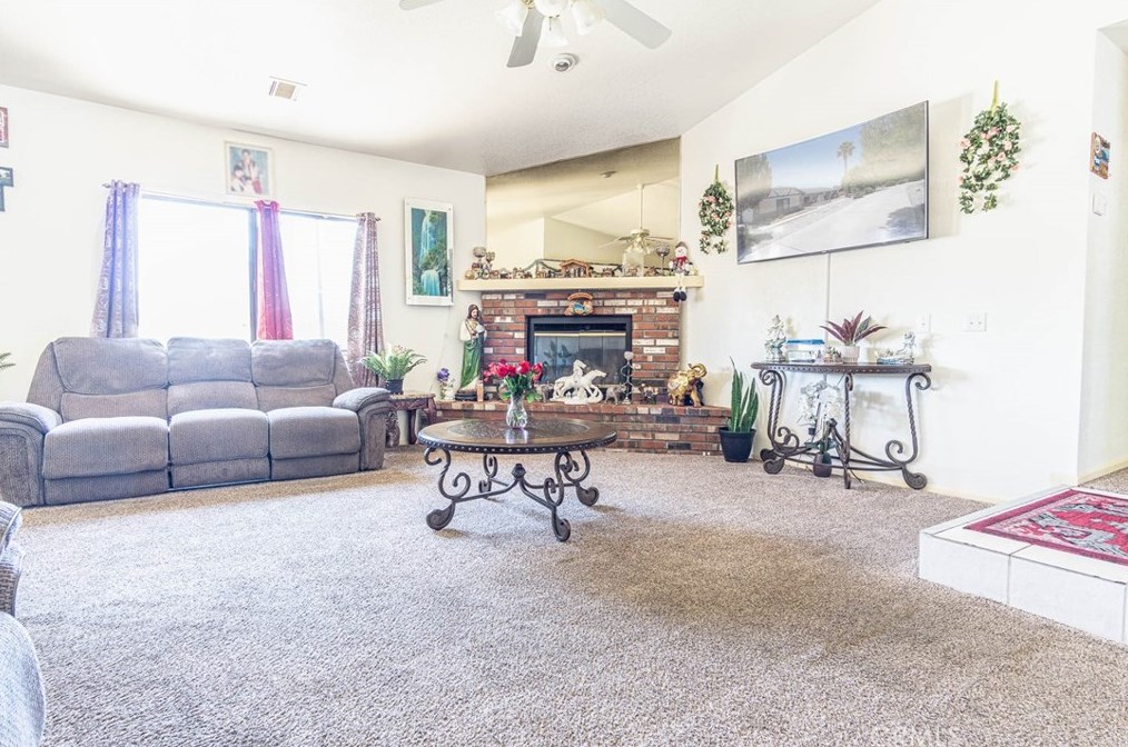 17135 Danbury Ave, Hesperia CA  92345-7001 exterior