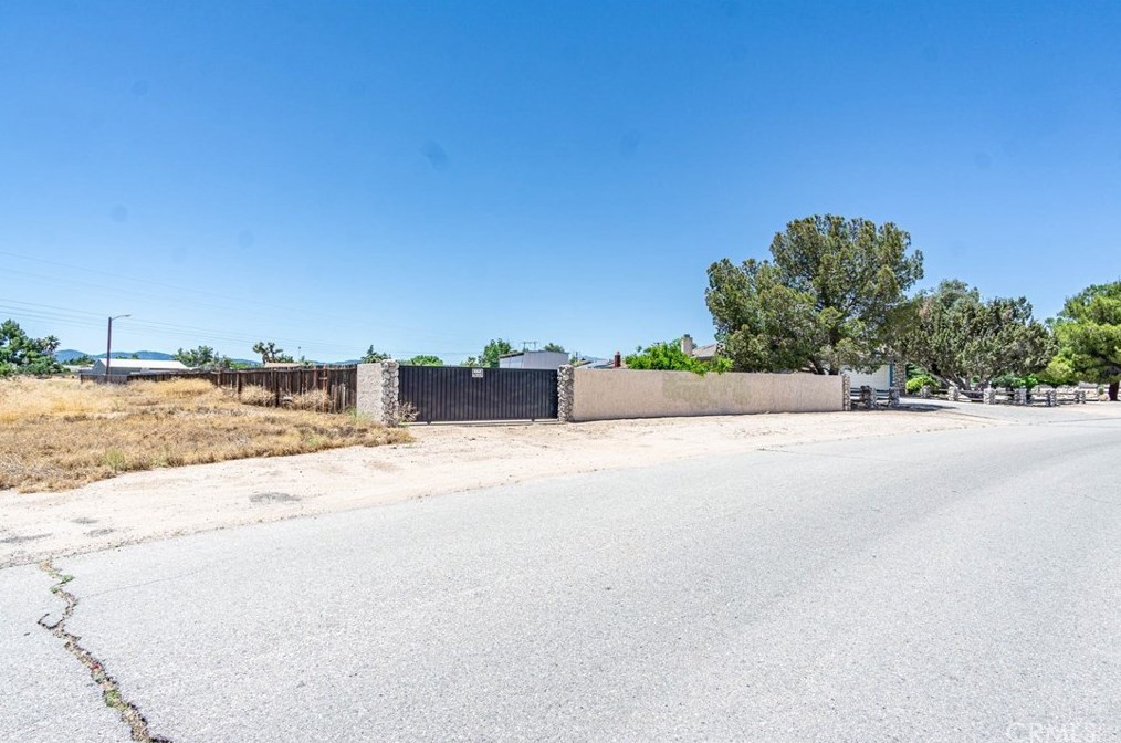 17135 Danbury Ave, Hesperia CA  92345-7001 exterior