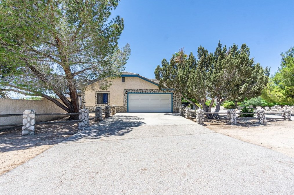 17135 Danbury Ave, Hesperia CA  92345-7001 exterior