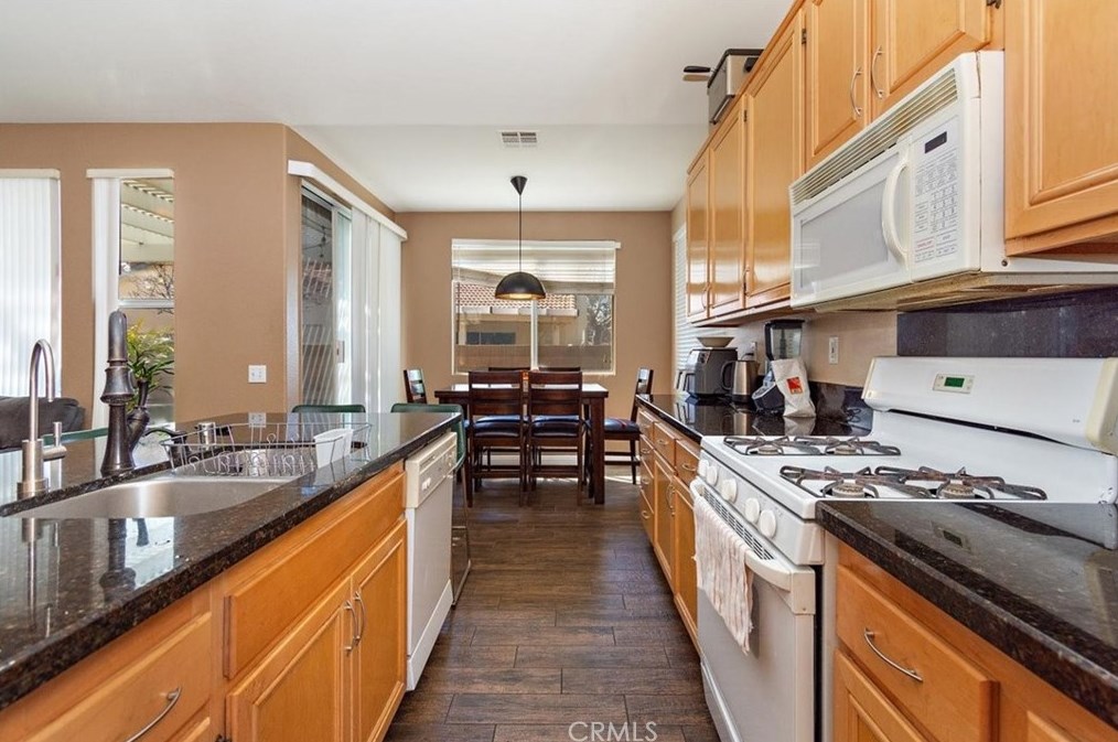 969 Banbury Dr, Hemet CA  92544-1836 exterior