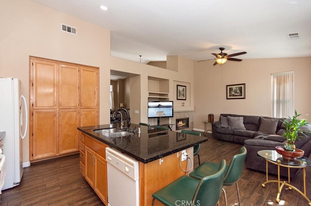 969 Banbury Dr, Hemet CA  92544-1836 exterior