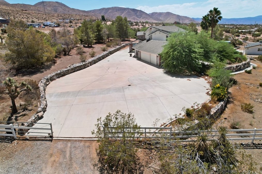 20767 Sunset Dr, Apple Valley CA  92308-5359 exterior