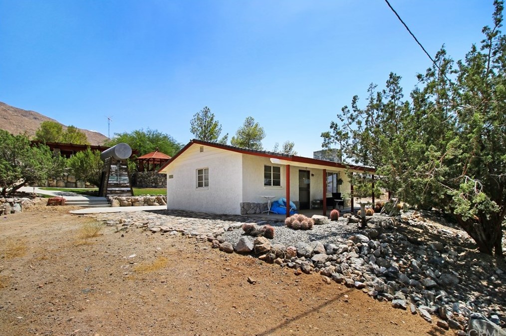 20767 Sunset Dr, Apple Valley CA  92308-5359 exterior