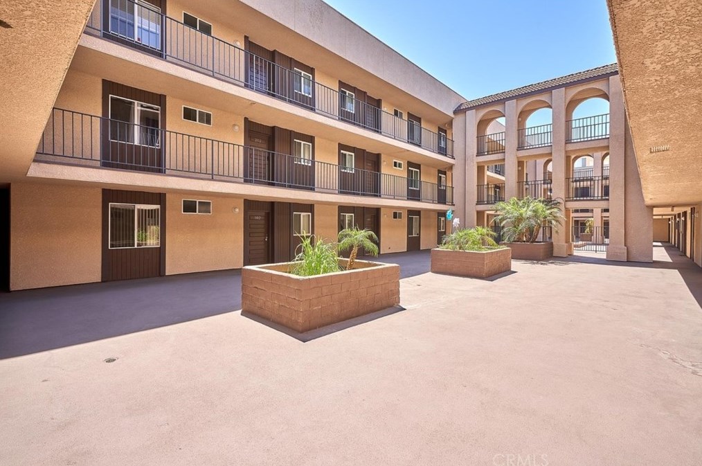 433 Manhattan Pl, Los Angeles CA  90020-4168 exterior