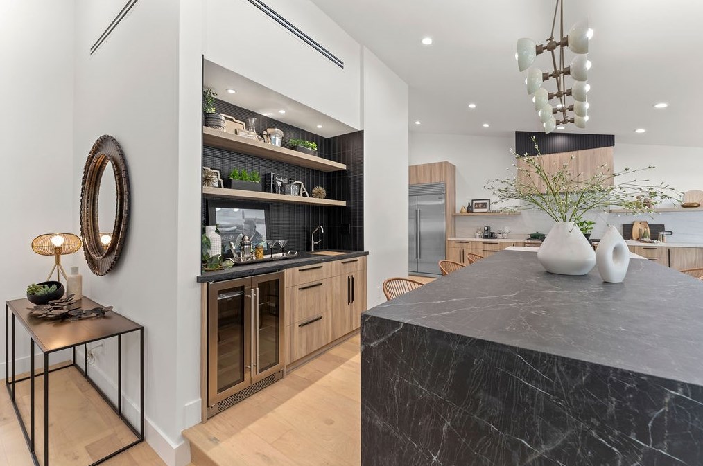 19136 Weston Pl, Los Angeles CA  91356-5040 exterior
