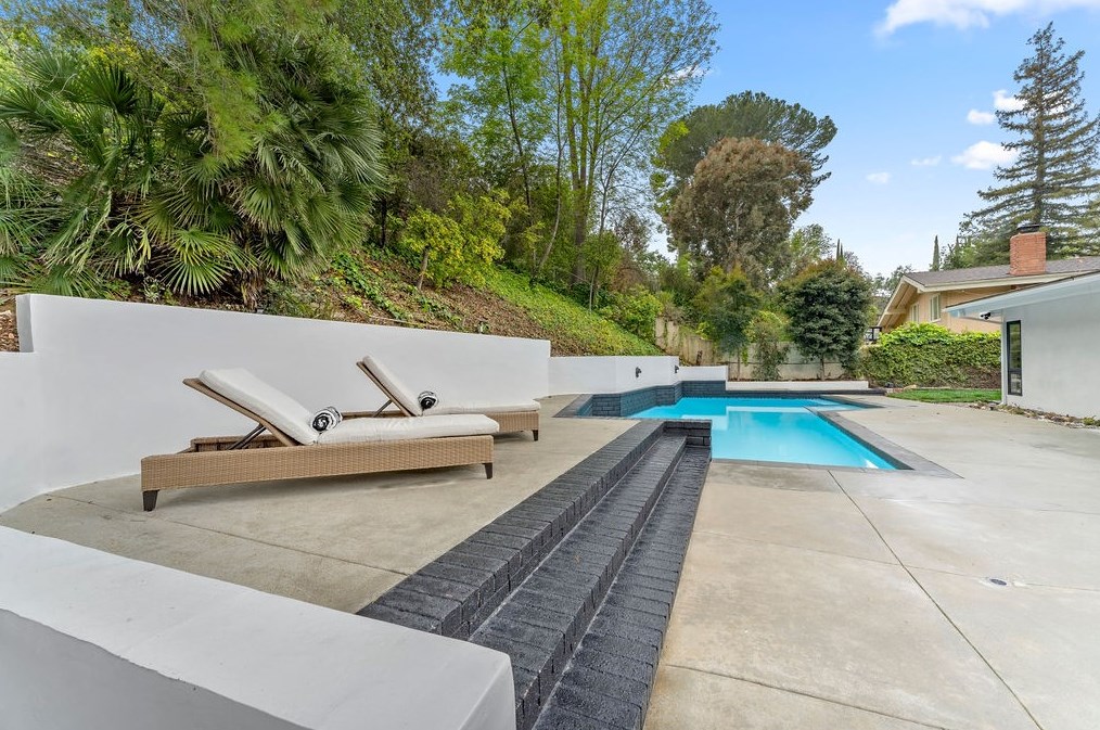 19136 Weston Pl, Los Angeles CA  91356-5040 exterior