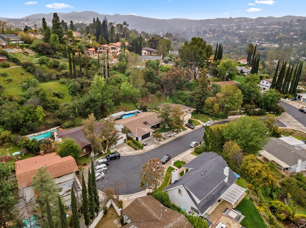 19136 Weston Pl, Los Angeles CA  91356-5040 exterior