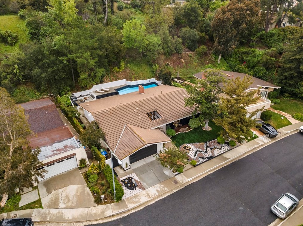 19136 Weston Pl, Los Angeles CA  91356-5040 exterior