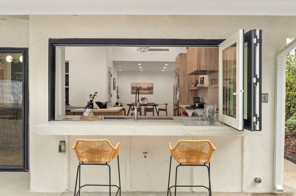 19136 Weston Pl, Los Angeles CA  91356-5040 exterior