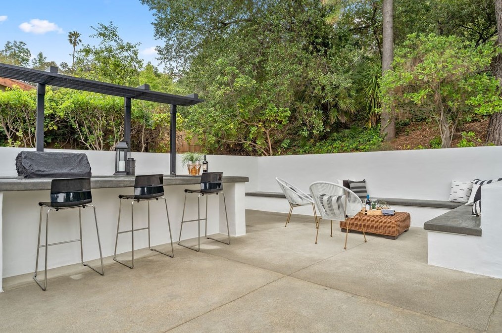 19136 Weston Pl, Los Angeles CA  91356-5040 exterior