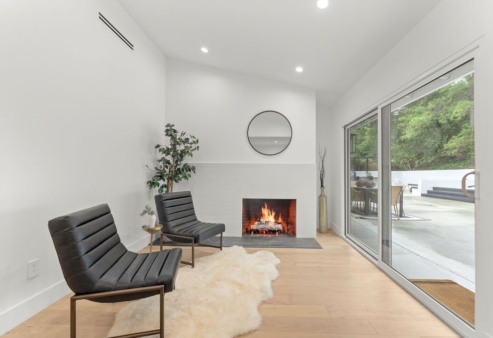 19136 Weston Pl, Los Angeles CA  91356-5040 exterior