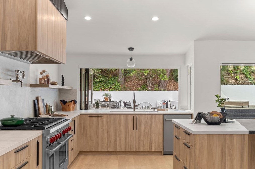 19136 Weston Pl, Los Angeles CA  91356-5040 exterior