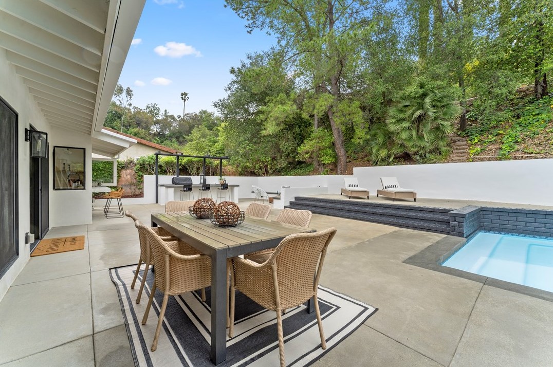19136 Weston Pl, Los Angeles CA  91356-5040 exterior