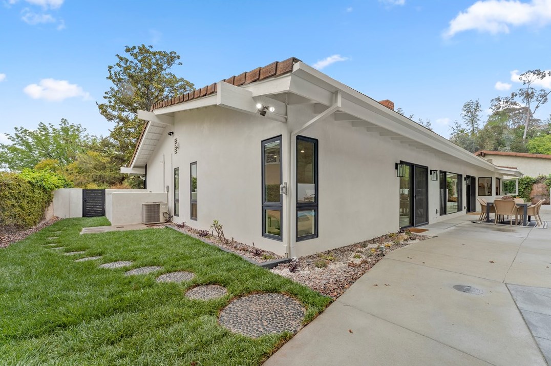 19136 Weston Pl, Los Angeles CA  91356-5040 exterior