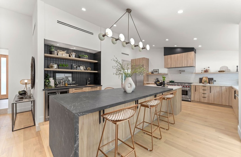 19136 Weston Pl, Los Angeles CA  91356-5040 exterior