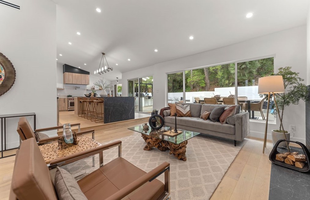 19136 Weston Pl, Los Angeles CA  91356-5040 exterior