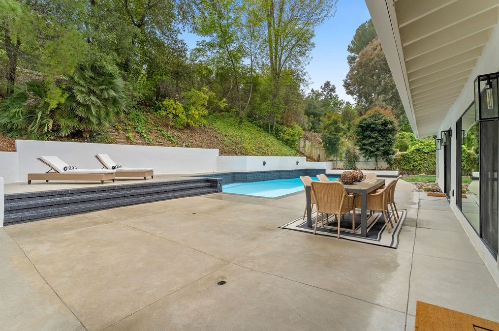 19136 Weston Pl, Los Angeles CA  91356-5040 exterior