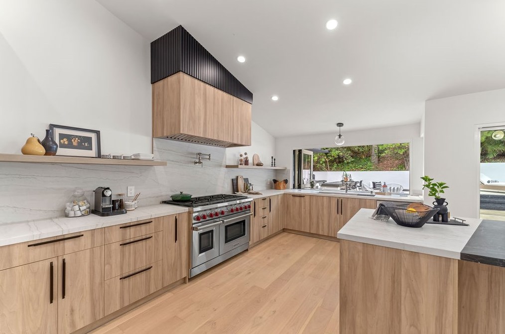 19136 Weston Pl, Los Angeles CA  91356-5040 exterior