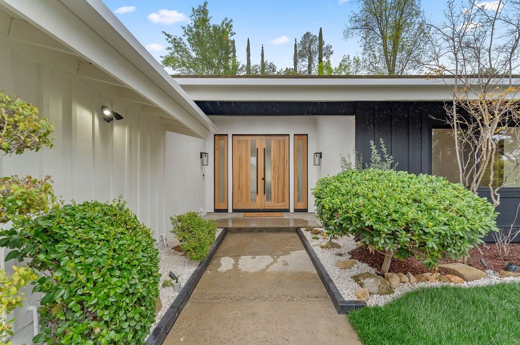 19136 Weston Pl, Los Angeles CA  91356-5040 exterior