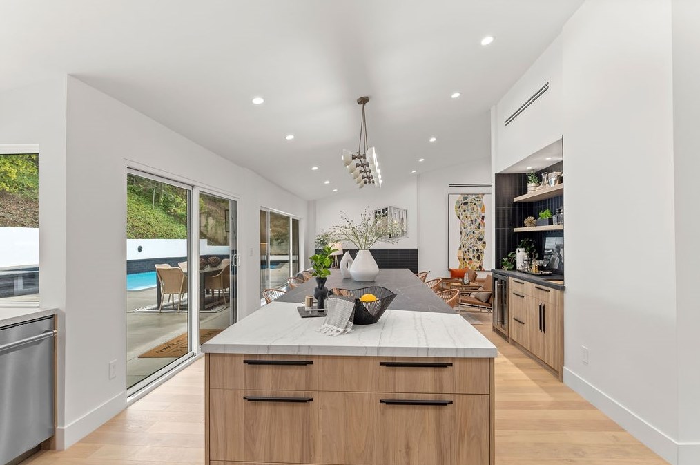 19136 Weston Pl, Los Angeles CA  91356-5040 exterior
