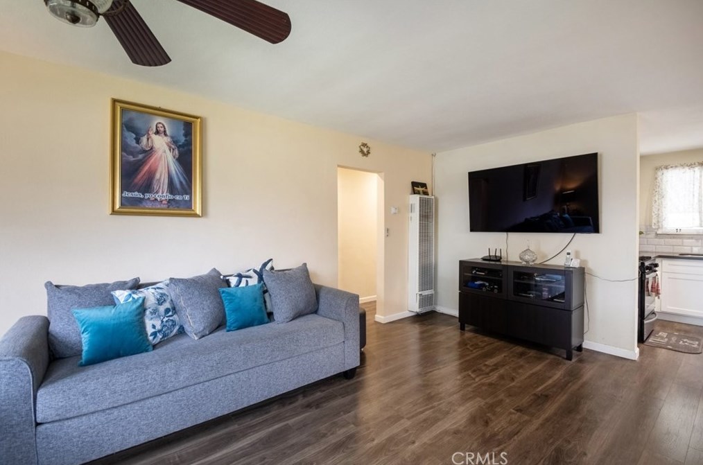 712 Century Blvd, Los Angeles CA  90044-4514 exterior