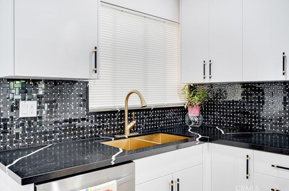 19558 Gault St, Los Angeles CA  91335-3623 exterior