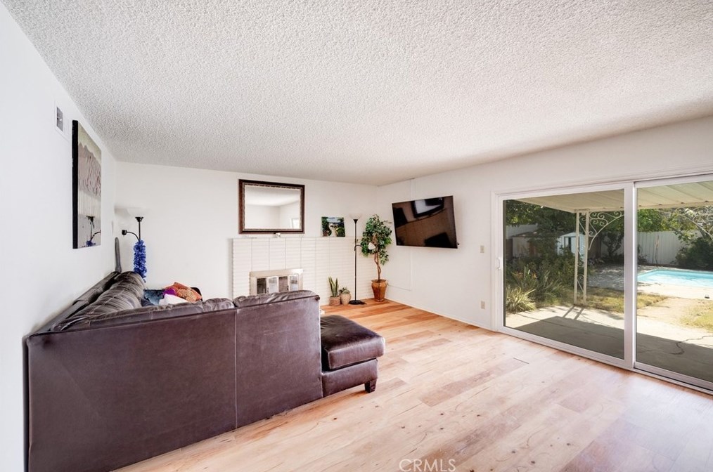 19558 Gault St, Los Angeles CA  91335-3623 exterior