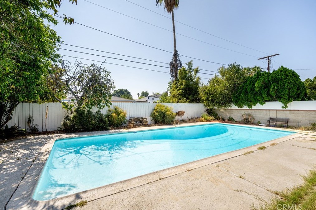 19558 Gault St, Los Angeles CA  91335-3623 exterior