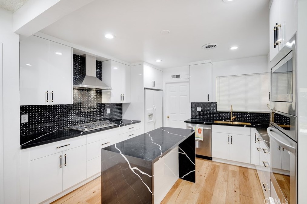 19558 Gault St, Los Angeles CA  91335-3623 exterior
