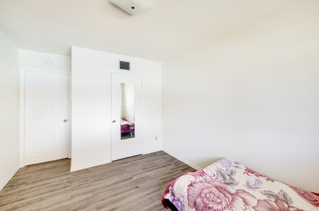 19558 Gault St, Los Angeles CA  91335-3623 exterior