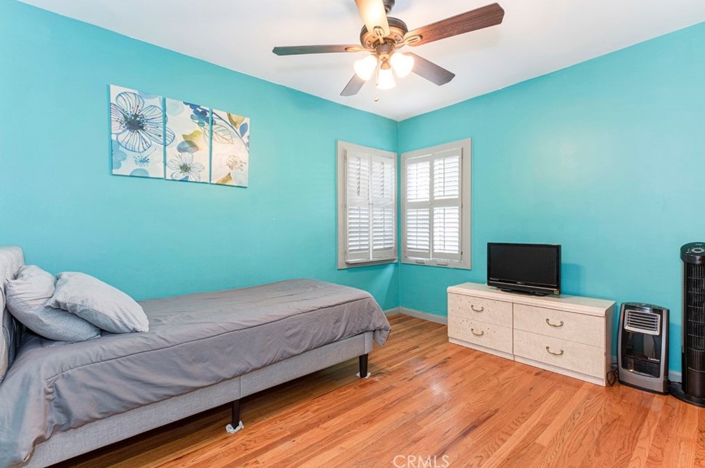 9271 Greenbush Ave, Los Angeles CA  91331-5903 exterior