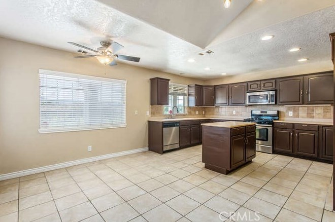 17674 Buckthorn Ave, Hesperia CA  92345-6617 exterior