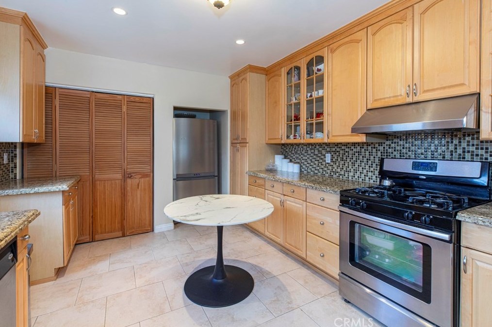 715 Kenneth Rd, Burbank CA  91501-1339 exterior