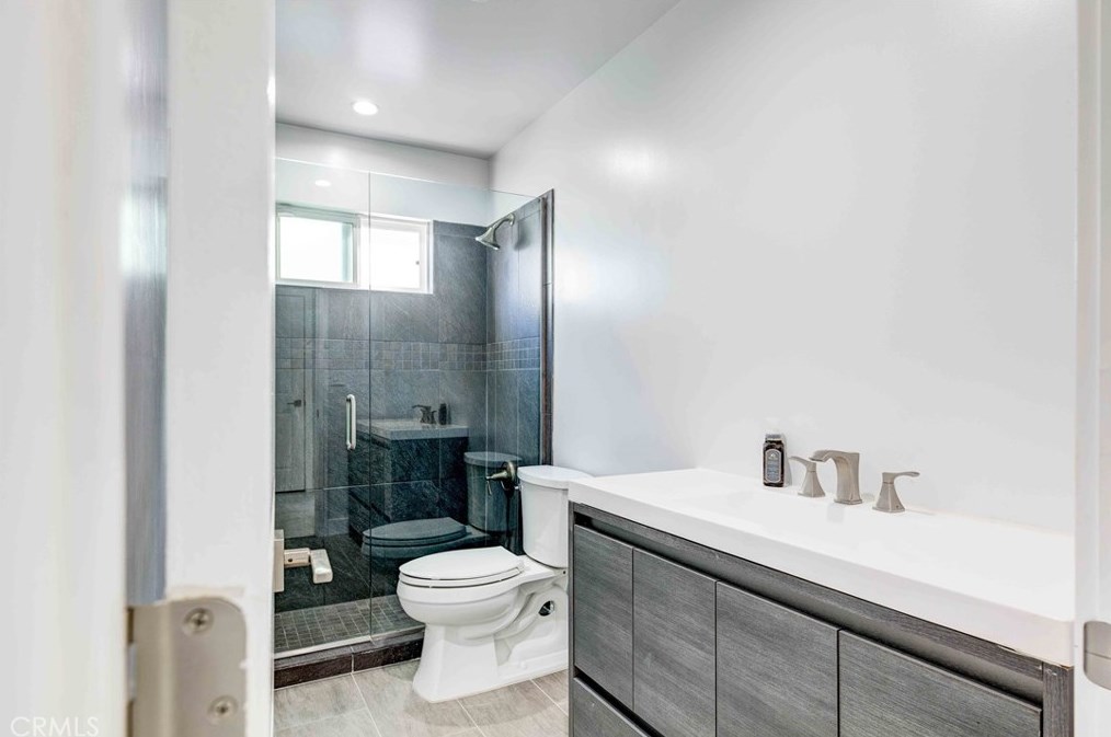 22355 Los Tigres Dr, Santa Clarita CA  91350-2335 exterior