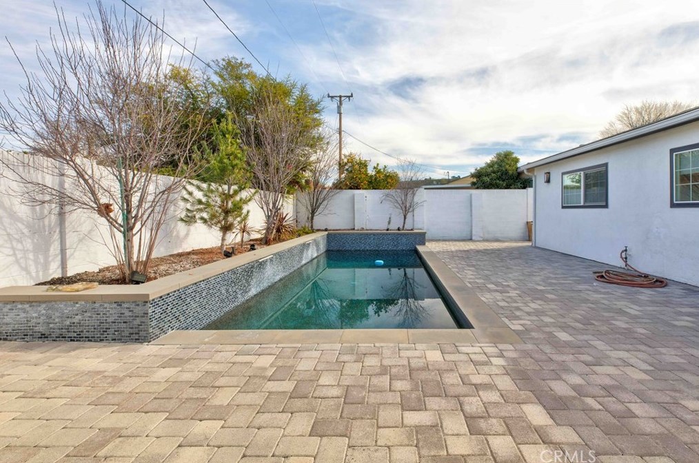 22355 Los Tigres Dr, Santa Clarita CA  91350-2335 exterior