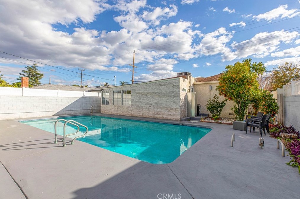 17921 Vanowen St, Los Angeles CA  91335-5637 exterior
